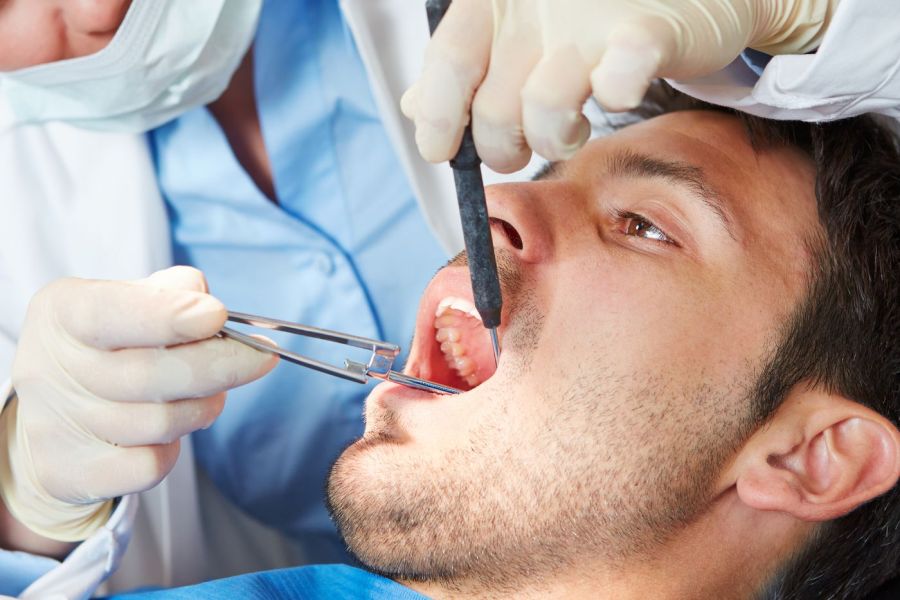 Bild zu Kontrolle von Zähnen und Zahnfleisch - So läuft die professionellen Zahnreinigung bei Dr. Petry & Tuschen in Bad Soden ab