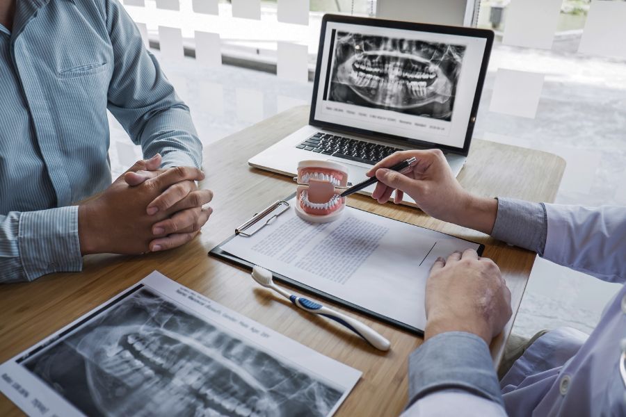 Bild zu Beratung & Analyse - So läuft die Veneer-Behandlung bei Dr. Petry & Tuschen in Bad Soden ab