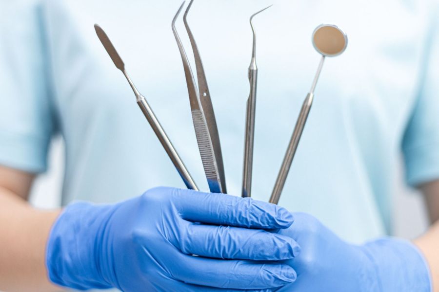 Bild zu Entfernung von Zahnstein und Belägen - So läuft die professionellen Zahnreinigung bei Dr. Petry & Tuschen in Bad Soden ab