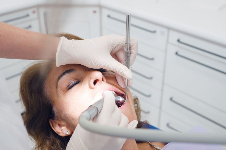 Bild zu Reinigung & Aufbereitung der Wurzelkanäle - So läuft die Wurzelkanalbehandlung bei Dr. Petry & Tuschen in Bad Soden ab