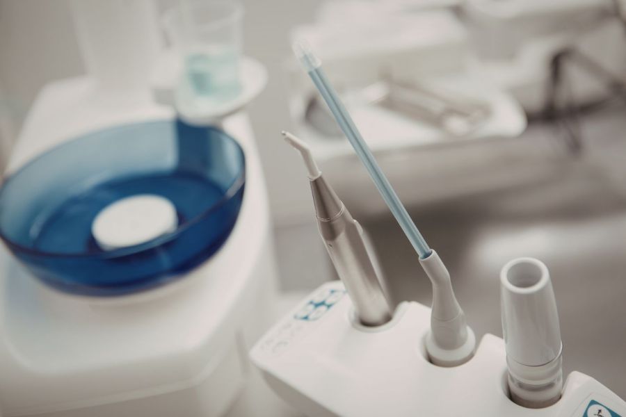 Bild zu Desinfektion & dichter Verschluss - So läuft die Wurzelkanalbehandlung bei Dr. Petry & Tuschen in Bad Soden ab